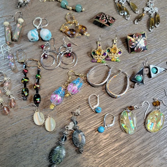 Vintage to Now Earrings Lot in Black Velvet Box 19 Pairs Costume Jewelry Bundle - Picture 8 of 15